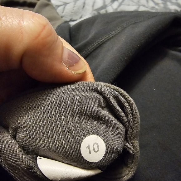 Lululemon 2 Toned Grey Crop Leggings Size 10 - Picture 3 of 7